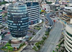 En esta vista aérea, la policía recoge evidencias un día después de que un coche bomba explotara frente a un centro comercial en el norte de Guayaquil.