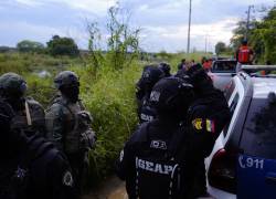 Fotografía que muestra a miembros de la Policía y Fuerzas Armadas durante una reconstrucción de los hechos, el pasado 17 de marzo.