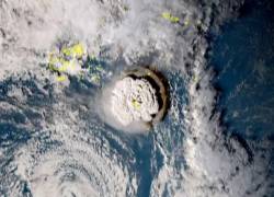 La violenta explosión quedó registrada en las imágenes tomadas por satélites, publica el Servicio de Meteorología de la isla estadounidense de Hawai.