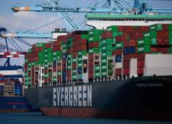 Barcos descargan contenedores de carga en el puerto de Los Ángeles