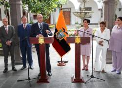 El alcalde de Rotterdam, Ahmed Aboutaleb (3i), ofrece declaraciones a la prensa junto a sus homólogos de las ciudades de Amberes y de Hamburgo (i), acompañados por las ministras ecuatorianas de Relaciones Exteriores, Gabriela Sommerfeld (3d), y de Interior y Gobierno, Mónica Palencia (d), al termino de una reunión con el presidente Daniel Noboa.