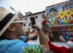 El artista español Okuda San Miguel (i), participa hoy en la inauguración de un mural que pintó en Quito (Ecuador).