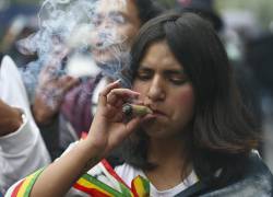 Simpatizantes y activistas a favor de la legalización de la marihuana marchan hoy por las calles de Quito (Ecuador).