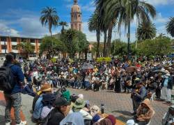 Personas participan en una manifestación en Otavalo.