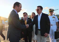 Fotografía cedida por la Cancillería de Panamá que muestra al presidente de Ecuador, Daniel Noboa (d), saludando al canciller de Panamá, Javier Martínez-Acha Vásquez (i).