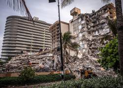 Escombros del edificio de condominios de 12 pisos parcialmente derrumbado en Surfside, Florida (EE.UU.).
