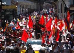 Sindicatos de trabajadores reclaman al Gobierno Nacional por mejores condiciones laborales. En Quito se realiza la principal marcha, convocada por el FUT.