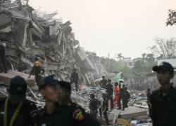 Los rescatistas buscan sobrevivientes entre los escombros del derrumbado edificio Sky Villa Condominium en Mandalay.