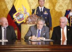 El expresidente Guillermo Lasso firmando uno de sus últimos decretos como autoridad. A él le corresponde una pensión mensual vitalicia.