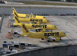 Aviones de Spirit Airlines permanecen estacionados en la pista del Fort Lauderdale–Hollywood International Airport el 2 de mayo de 2026.