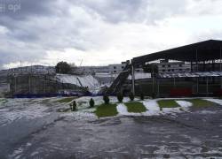 En el norte de Quito, cerca del antiguo aeropuerto, se cayó el techo de una cancha sintética y dejó como salfo un fallecido y dos heridos.