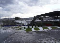 En el norte de Quito, cerca del antiguo aeropuerto, se cayó el techo de una cancha sintética y dejó como salfo un fallecido y dos heridos.