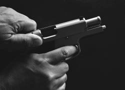 Fotografía referencial de un arma siendo cargada.