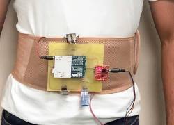 Fotografía cedida por la Florida Atlantic University (FAU) donde se muestra una persona mientras utiliza un cinturón con sensores integrados que controlan la impedancia torácica, el electrocardiograma (ECG) y la frecuencia cardíaca.
