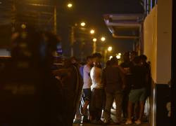 Ciudadanos aglomerados a las afueras del hostal, luego del ataque armado.