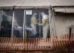 Se puede ver a trabajadores sanitarios dentro de la zona roja de un centro de tratamiento del Ébola, que fue atacado en la madrugada del 9 de marzo de 2019 en Butembo.