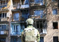 Un voluntario local observa un edificio dañado por los ataques ucranianos en Kursk el 16 de agosto de 2024.