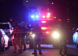 Un equipo táctico del FBI llega en vehículos blindados a las afueras de una casa relacionada con el presunto autor del tiroteo en la cena de corresponsales de la Casa Blanca en Torrance, California, el 25 de abril de 2026.