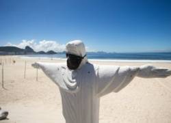 Un cristo con cubrebocas en la famosa playa de Copacabana