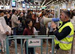 Colas interminables y aglomeraciones de pasajeros desorientados con trenes cancelados en España.