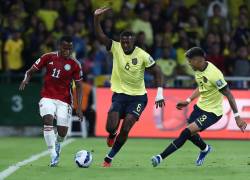 Willian Pacho (C) de Ecuador disputa el balón con Jhon Arias (i) de Colombia hoy, en un partido de las Eliminatorias Sudamericanas para la Copa Mundial de Fútbol 2026 entre Ecuador y Colombia en el estadio Rodrigo Paz Delgado en Quito (Ecuador). EFE/ José Jácome