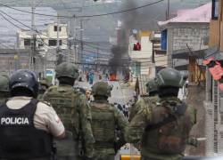Quito, domingo 19 de octubre de 2025. Fuertes enfrentamientos entre manifestantes, la Policía y el Ejército en el sector de San Miguel del Común, en la Panamericana Norte.