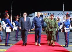 El presidente interino de Perú, José Jerí, durante su arribo a Quito.
