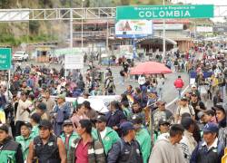Indígenas bloquean el paso en el puente internacional Rumichaca durante una protesta.