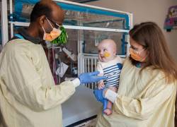 Esta imagen sin fecha, cortesía del Hospital de Niños de Filadelfia, muestra al cardiólogo Kiran Musunuru y a la pediatra Rebecca Ahrens-Nicklas con el paciente KJ Muldoon.
