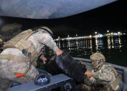 Militares panameños transportando bultos de droga incautados en la Operación Escudo Protector.