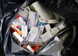 Los medicamentos que no se desechan adecuadamente terminan en los vertederos y sistemas de alcantarillado contaminando el suelo y el agua.