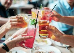 Restaurantes y hoteles podrán vender alcohol.