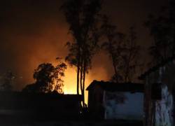 Incendios forestales llegaron hasta las viviendas en el sector de Puembo y Tababela.