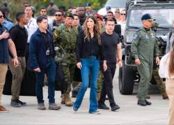 Fotografía que muestra a la secretaria de Seguridad Nacional de Estados Unidos, Kristi Noem (I), y el presidente de Ecuador, Daniel Noboa (D), en la base militar Eloy Alfaro.