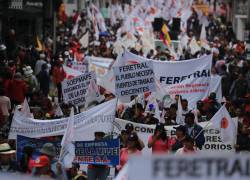 Personas participan en una manifestación en conmemoración del Día Internacional de los Trabajadores este jueves, en Quito.