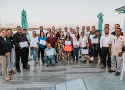 Fotografía cedida por Galápagos Life Fund que muestra a su directora ejecutiva, Monica Calvopiña (c).