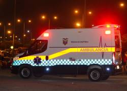 Se ve una ambulancia afuera de la prisión de Machala en Machala, Ecuador, el 7 de diciembre de 2025.