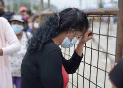 Una mujer a la espera de información tras la masacre en la cárcel de Cotopaxi.