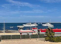 Los barcos navegan frente a la ciudad turística de Hurghada, en la costa egipcia del Mar Rojo, después de que un submarino que transportaba a decenas de pasajeros se hundiera el 27 de marzo de 2025.