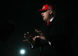 El presidente estadounidense Donald Trump habla con la prensa a su llegada a la base conjunta Andrews en Maryland el 12 de abril de 2026.