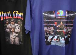 Fotografía que muestra camisetas con imágenes de la captura del presidente de Venezuela, Nicolás Maduro, este martes, en Lima (Perú).