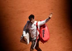 (FILES) In this file photo taken on June 7, 2019 Switzerland's Roger Federer acknowledges the audience after loosing against Spain's Rafael Nadal during their men's singles semi-final match on day 13 of The Roland Garros 2019 French Open tennis tournament in Paris. - Swiss tennis legend Roger Federer is to retire after next week's Laver Cup, he said on September 15, 2022. (Photo by Philippe LOPEZ / AFP)
