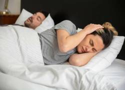 Los ronquidos mientras se duerme se trata de un trastorno conocido como Apnea Obstructiva del Sueño (AOS), expertos afirman que debe ser tratada y no normalizada entre las parejas.