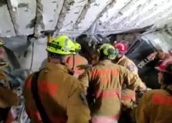 Los equipos de rescate han abierto desde el garaje del edificio un túnel en la montaña de escombros y trabajan con perros adiestrados y equipos de sonar para dar con señales de vida.