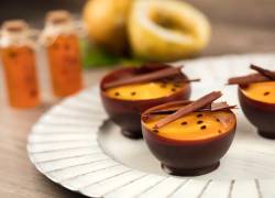 Medias Esferas de chocolate con mousse de maracuyá