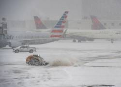 Un quitanieves trabaja para despejar las pistas del Aeropuerto Logan, en Boston, Massachusetts, el 25 de enero de 2026.