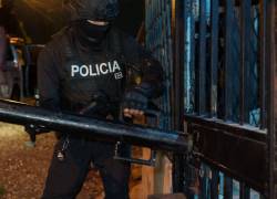 Uniformado ingresando a una vivienda en Guayas, durante un operativo (imagen referencial).