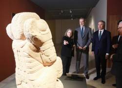 MADRID, 16/03/2026.- El Rey Felipe VI, junto al embajador de México, Quirino Ordaz Coppel.