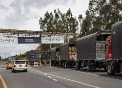 Camiones hacen fila para cruzar el Puente Internacional Rumichaca en la frontera entre Colombia y Ecuador, en Ipiales, departamento de Nariño, Colombia, el 21 de enero de 2026.