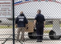 Los agentes se paran frente a un avión que, según las autoridades, pertenece al presidente venezolano, Nicolás Maduro, en el Aeropuerto Ejecutivo de Fort Lauderdale en Fort Lauderdale, Florida, EE. UU., 02 de septiembre de 2024.
